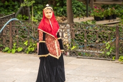 Fată în costum tradițional